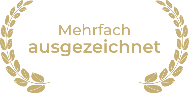 Ein goldener Lorbeerkranz umgibt die deutschen Worte „Mehrfach ausgezeichnet“. Der Kranz hat auf jeder Seite sieben Blätter und steht auf einem transparenten Hintergrund.