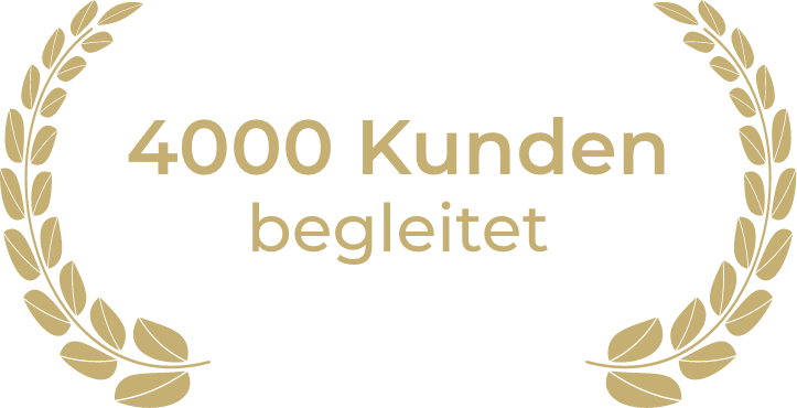 Eine Grafik mit dem deutschen Text „4000 Kunden begleitet“, umgeben von zwei symmetrischen Lorbeerzweigen. Das Design ist in Goldfarbe auf transparentem Hintergrund.